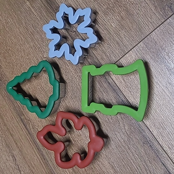Wilton Other - WILTON HOLIDAY GRIPPY COOKIE CUTTER SET OF 4